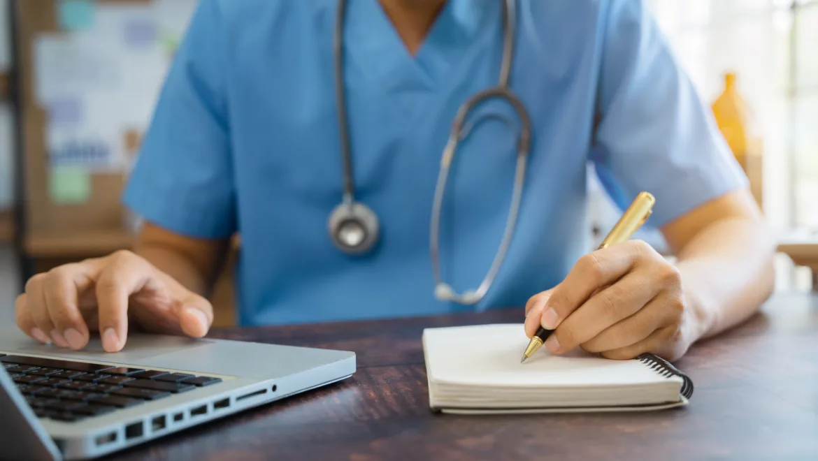 Medico evaluando las 7 razones por las que Todo Médico Necesita una Página Web
